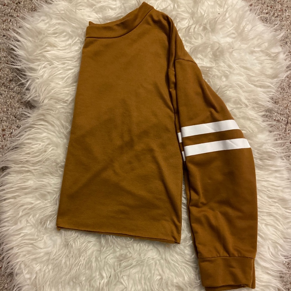 Cute cropped long sleeve!